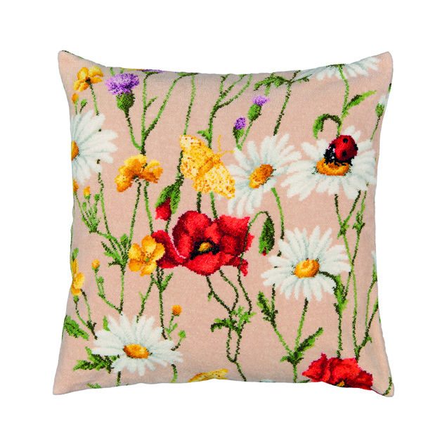 Наволочка Feiler DAISY FIELD BEIGE с ромашками, маками и божьей коровкой на бежевом поле, снята анфас на белом фоне
