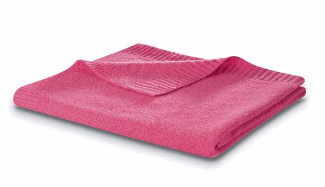 Детский вязаный плед Biederlack LOVELY SWEET WOOL KNIT PINK сложен вчетверо: малиновая шерсть, по краю резинка