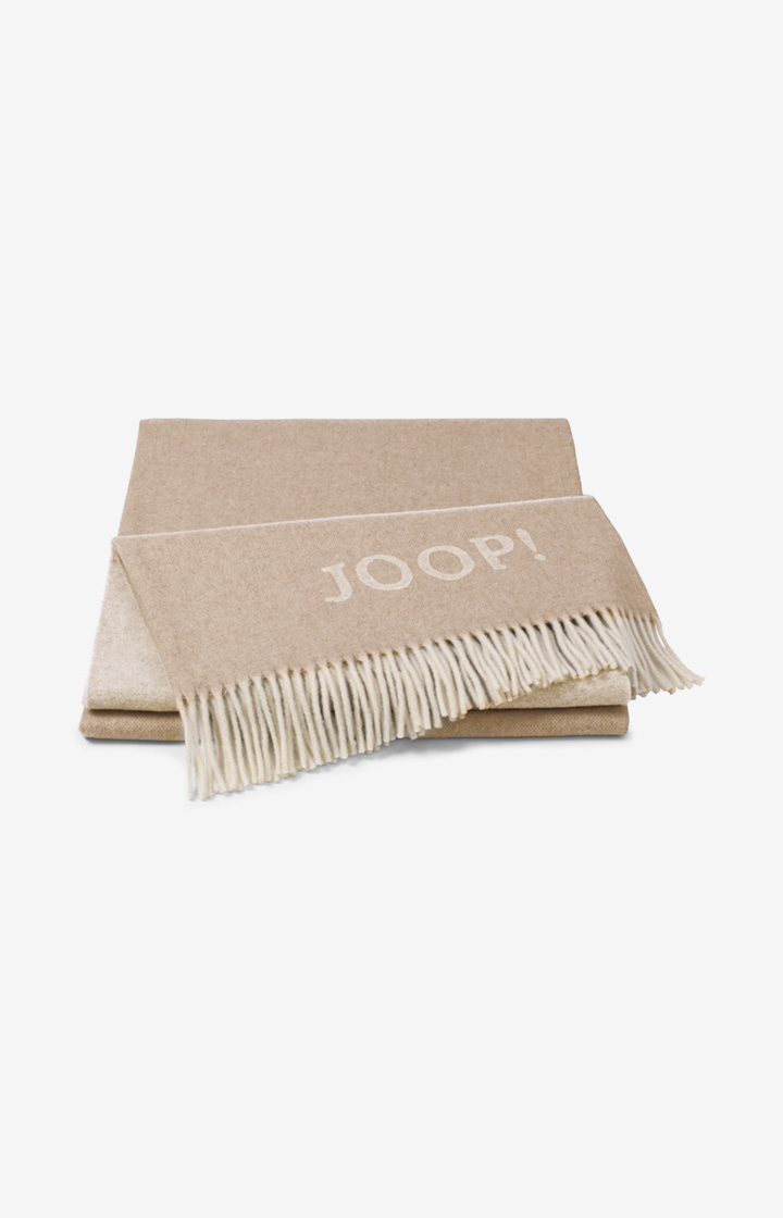 Плед JOOP! FINE-DOUBLEFACE в расцветке Creme-Natur, двусторонний, шерсть-кашемир, с бахромой и вытканным логотипом JOOP!, сложен веером