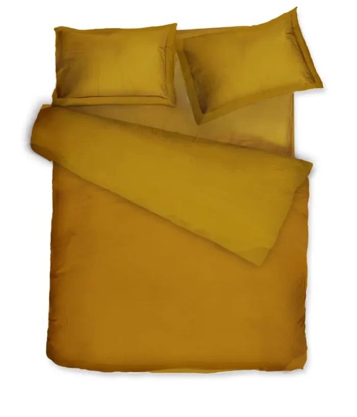Постельное бельё DecoFlux SOLID ANTIQUE GOLD, однотонный сатин горчичного цвета — пододеяльник и наволочки комплекта, наглядно показывающие цвет и фактуру ткани простыни