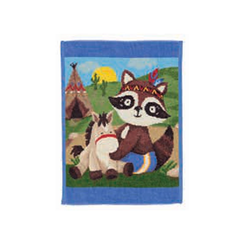 Полотенце Feiler Mini INDIAN BEAR 37x50: раккун в головном уборе из перьев у вигвама на зелёной лужайке, широкая синяя кайма сверху и снизу