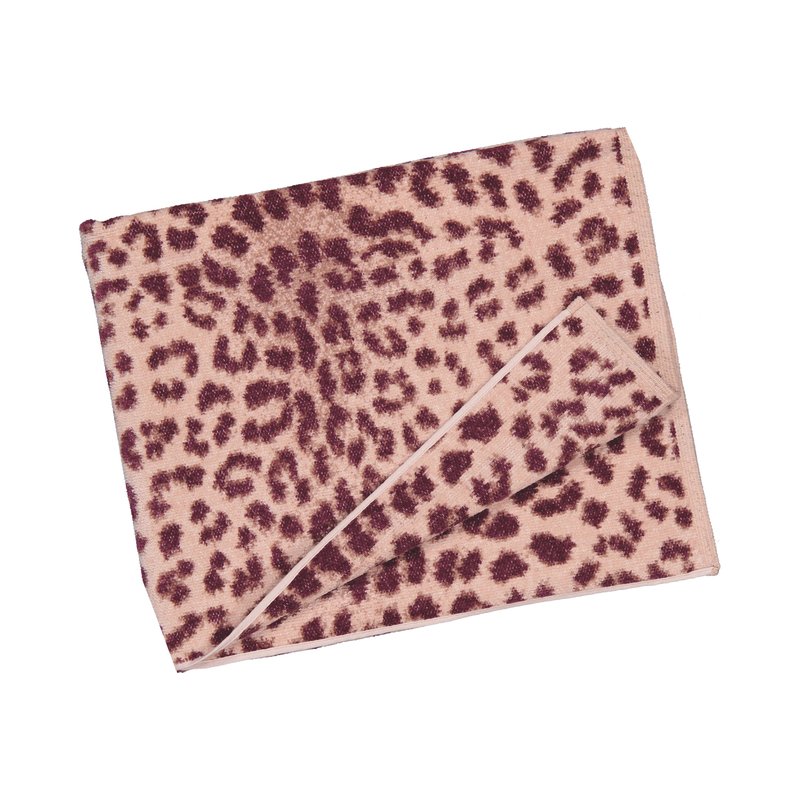 Пляжное полотенце Feiler Mini WILD LEO 75x125 на белом фоне: леопардовый рисунок винного цвета по пыльно-розовому шенилловому полю, полотно сложено, один угол отогнут